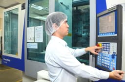 Nhân viên vận hành máy Phay CNC
